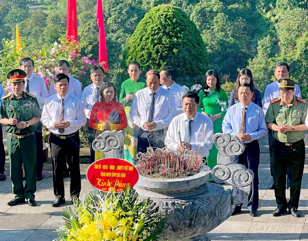 Đoàn đại biểu tỉnh dâng hương Đền thờ Chủ tịch Hồ Chí Minh,xã Trường Hà (Hà Quảng).