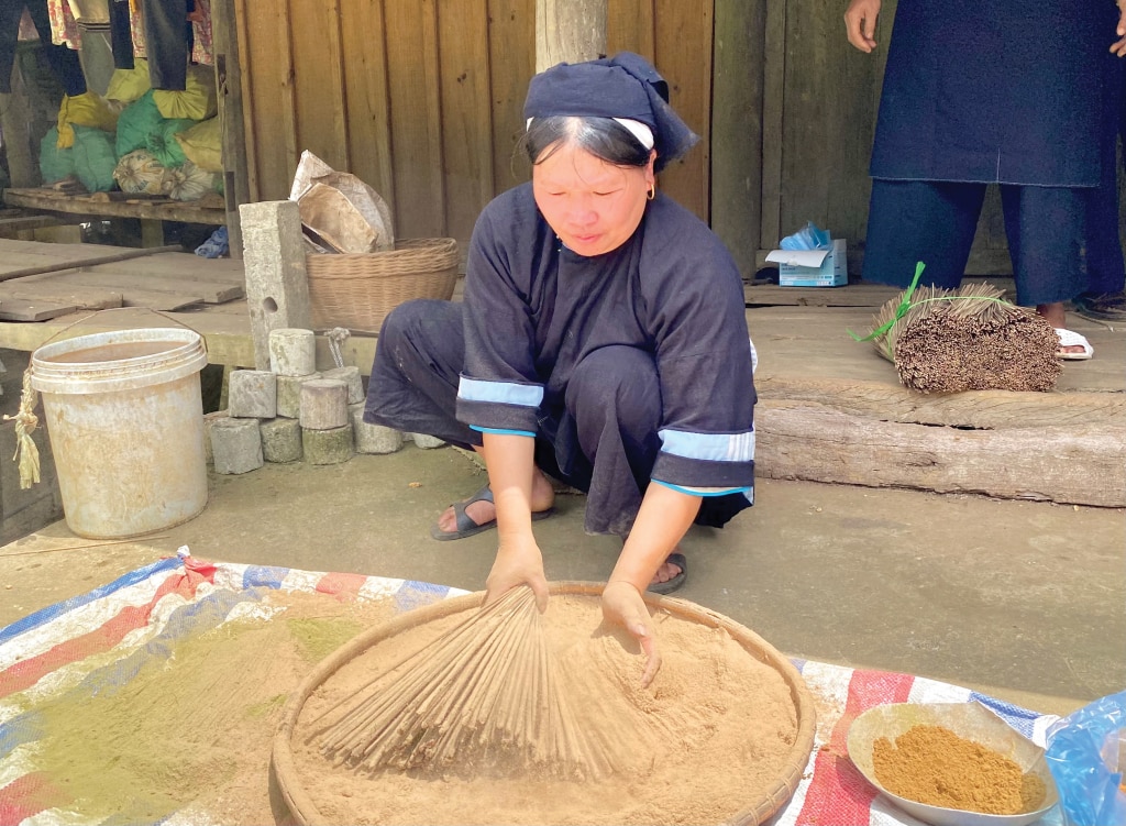 Các sản phẩm hương truyền thống được làm từ những nguyên liệu tự nhiên và được bà con làm thủ công.