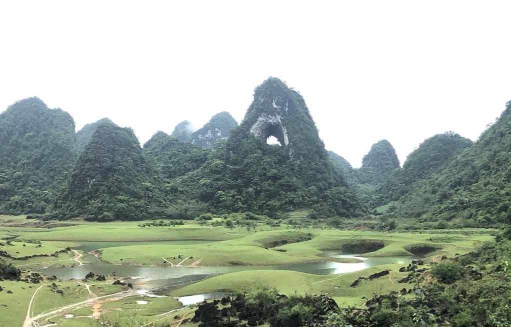 Mắt Thần núi - cảnh quan thiên nhiên đẹp nổi tiếng, Công viên địa chất toàn cầu UNESCO Non nước Cao Bằng được du khách trong nước và quốc tế lựa chọn là điểm đến hấp dẫn.