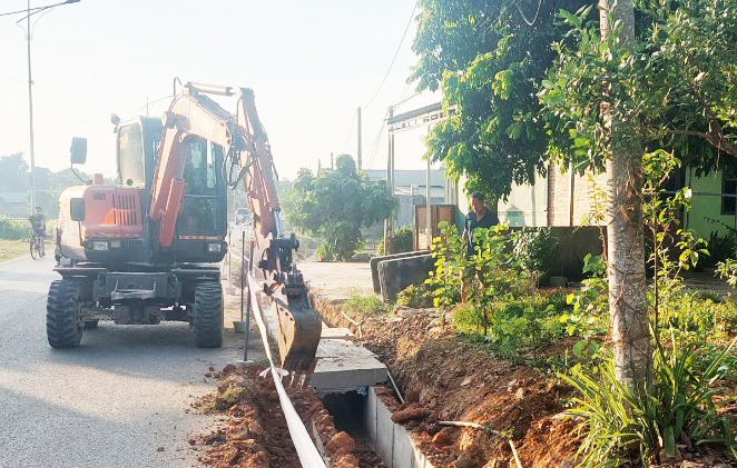 Thi công rãnh thoát nước dọc đường Hồ Chí Minh qua địa phận thị trấn Nước Hai (Hòa An).