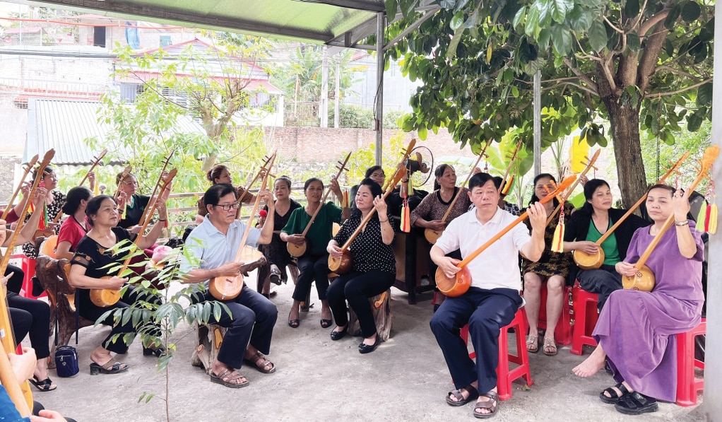 Chi hội Bảo tồn dân ca Thành phố luyện tập đàn tính.