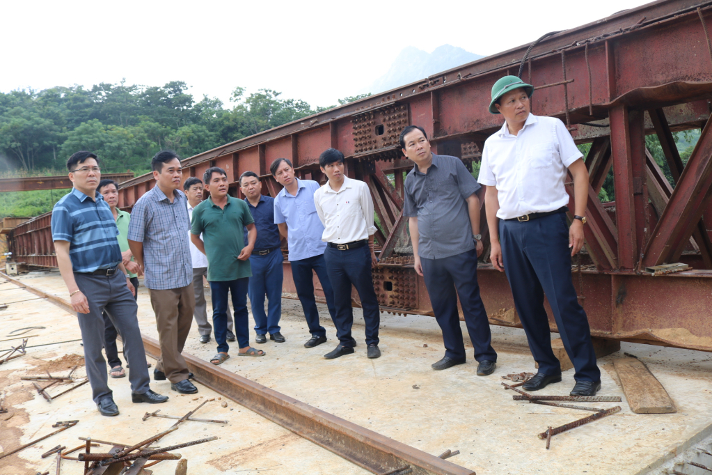 Đồng chí Hoàng Văn Thạch, Tỉnh uỷ viên, Phó Chủ tịch HĐND tỉnh cùng đoàn khảo sát tại công trình cầu Bản Đe, thị trấn Pác Miầu nối xã Quảng Lâm, Thạch Lâm (Bảo Lâm)