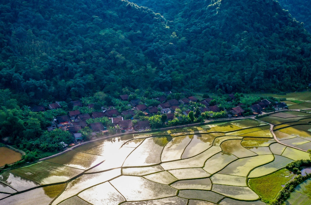 Những nếp nhà sàn truyền thống tại làng văn hóa dân tộc Tày Bản Giuồng, xã Tiên Thành (Quảng Hòa). Ảnh Thế Vĩnh