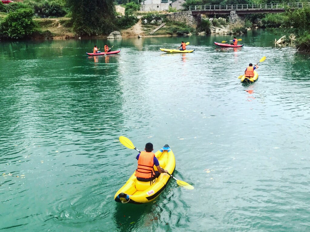 Chèo kayak trên sông Quây Sơn - một sản phẩm du lịch thu hút nhiều khách du lịch đến trải nghiệm, khám phá.