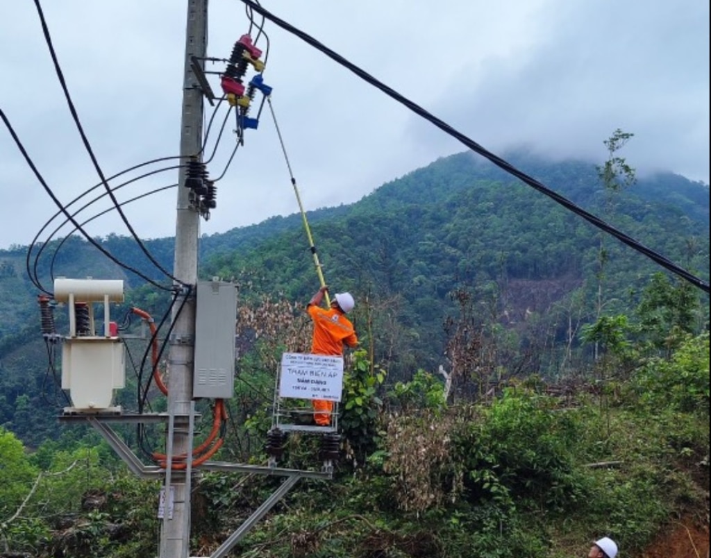 Điện lực Thành phố đóng điện, cấp điện cho thôn Nậm Dạng, xã Quang Trọng (Thạch An)