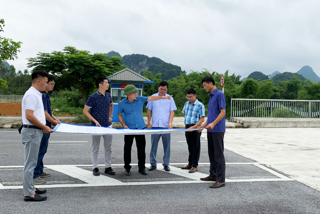 Ban Quản lý Khu kinh tế tỉnh kiểm tra tiến độ triển khai các hạng mục thuộc Dự án nhà trạm kiểm soát liên hợp đầu cầu II Tà Lùng (Quảng Hòa). 