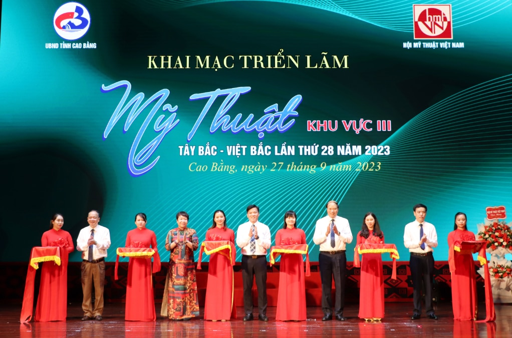 Cắt băng khai mạc triển lãm.