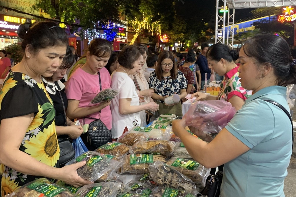 Người dân và du khách thập phương tham quan, mua sắm các sản phẩm OCOP