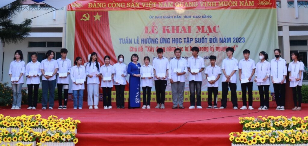 Hội Khuyến học tỉnh trao học bổng cho các em học sinh nghèo vượt khó hiếu học của trường THPT Bế Văn Đàn