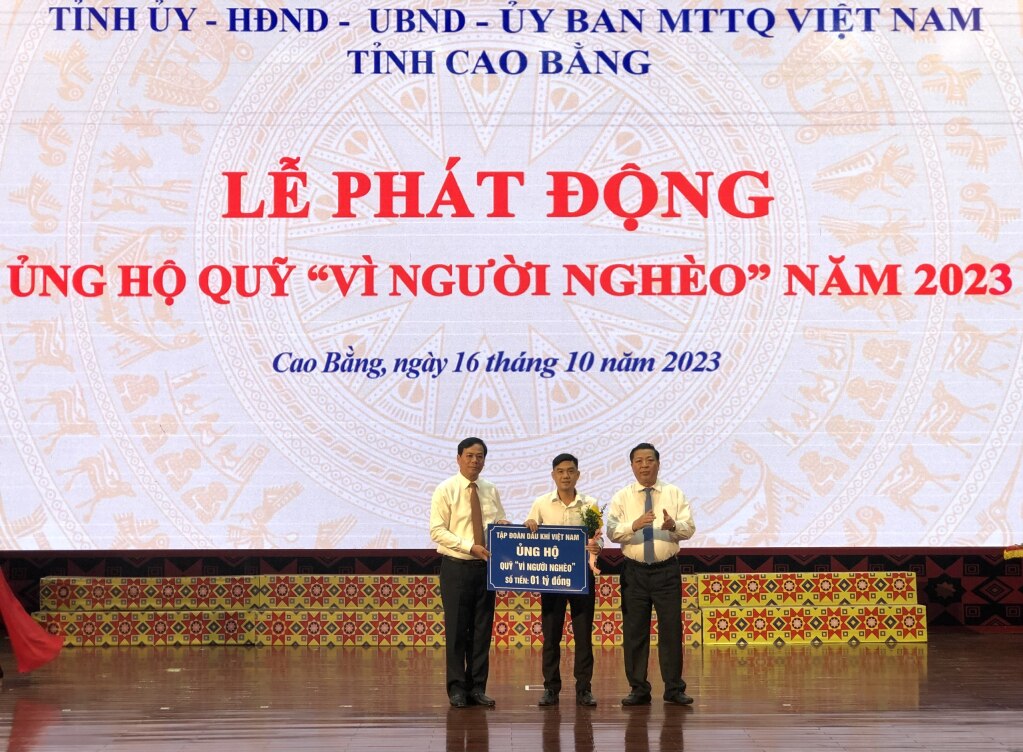 Đại diện doanh nghiệp trao bảng tượng trưng ủng hộ Quỹ “Vì người nghèo”, xây dựng nhà Đại đoàn kết năm 2023. 