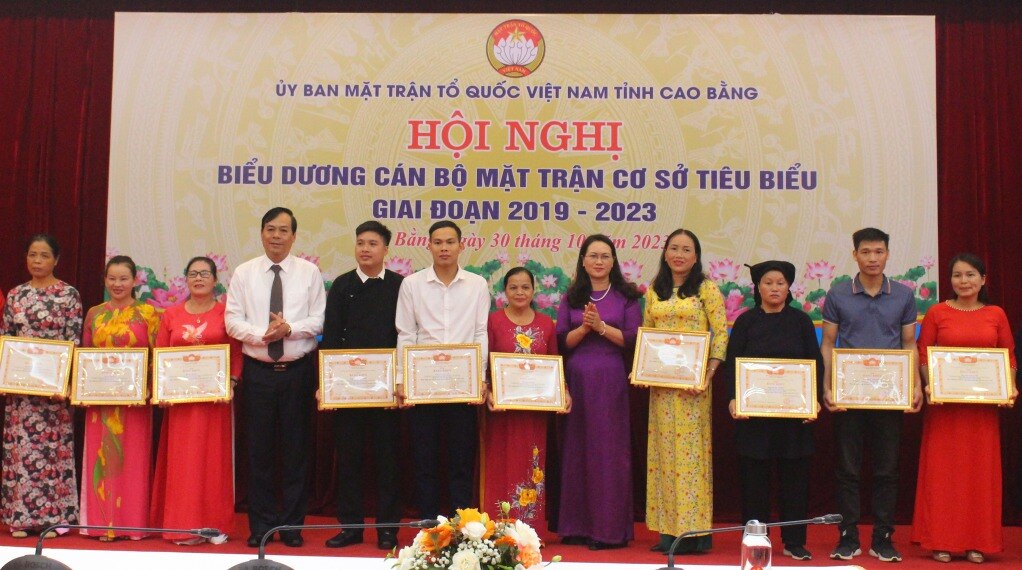 Đồng chí Hà Ngọc Giáp, Chủ tịch Ủy ban MTTQ Việt Nam trao Bằng khen cho các cán bộ mặt trận cơ sở tiêu biểu giai đoạn 2019 - 2023.