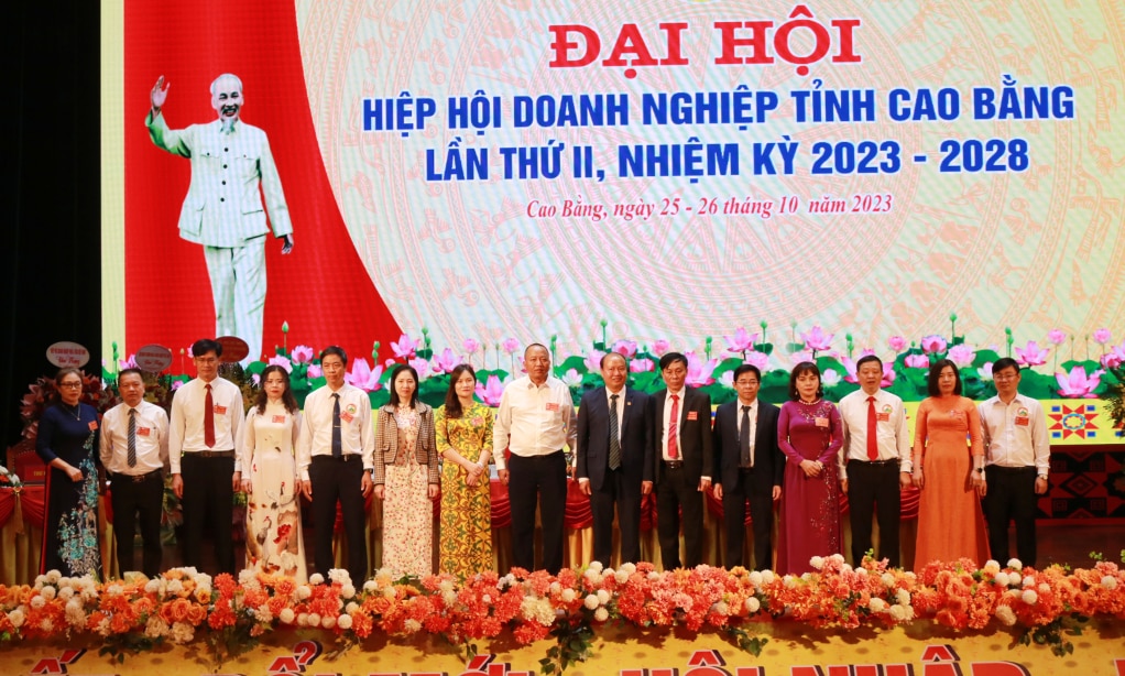 Ban Chấp hành Hiệp hội Doanh nghiệp tỉnh nhiệm kỳ 2023 - 2028 ra mắt Đại hội.