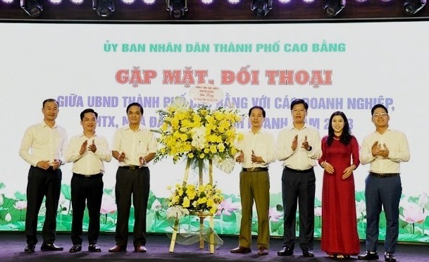 Lãnh đạo Thành phố tặng hoa chúc mừng doanh nghiệp, doanh nhân nhân kỷ niệm Ngày Doanh nhân Việt Nam.