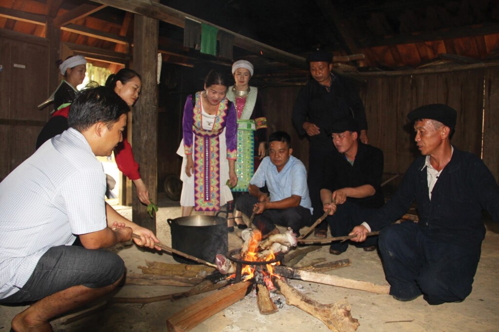 Anh em họ hàng giúp gia chủ thực hiện nghi lễ mời thần lửa vào nhà mới.