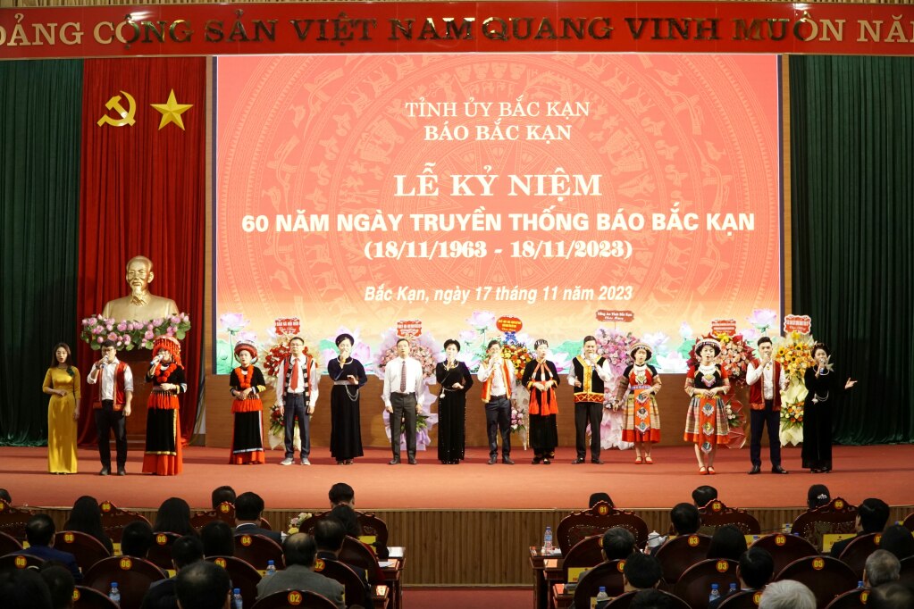 Văn nghệ chào mừng Lễ kỷ niệm