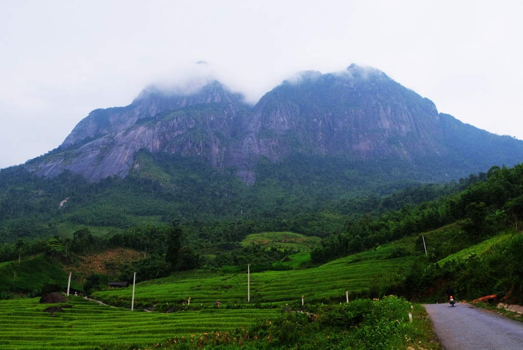 Đỉnh núi Phja Dạ hùng vĩ.          Ảnh: Thế Vĩnh