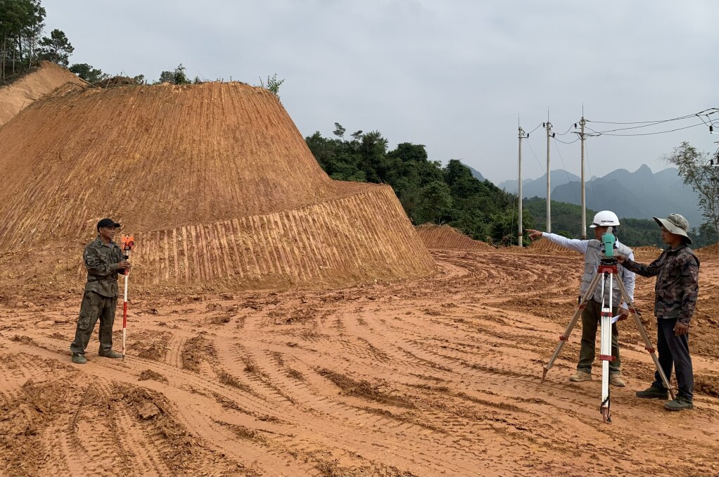 Cán bộ kỹ thuật Công ty TNHH Đông Dương - đơn vị thi công Dự án cải tạo, nâng cấp đường nối 2 thị trấn Xuân Hòa - Thông Nông (Hà Quảng) đo các thông số kỹ thuật trước khi triển khai thi công đào, đắp nền và móng đường. 