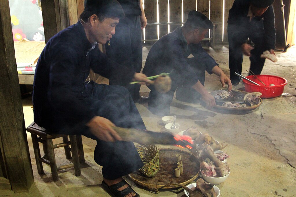 Nghi lễ đón thần lửa vào nhà.