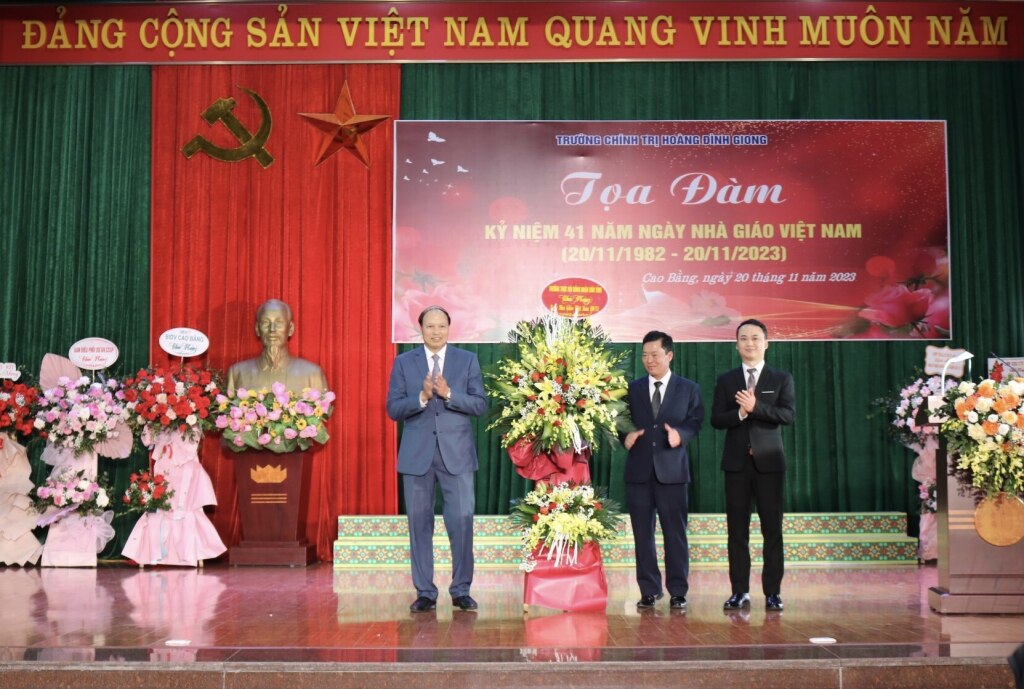 Dịp này, đồng chí Hoàng Văn Thạch , Phó Chủ tịch HĐND tỉnh thay mặt các đồng chí lãnh đạo tỉnh tặng lẵng hoa chúc mừng tập thể cán bộ, giảng viên trường Chính trị Hoàng Đình Giong.