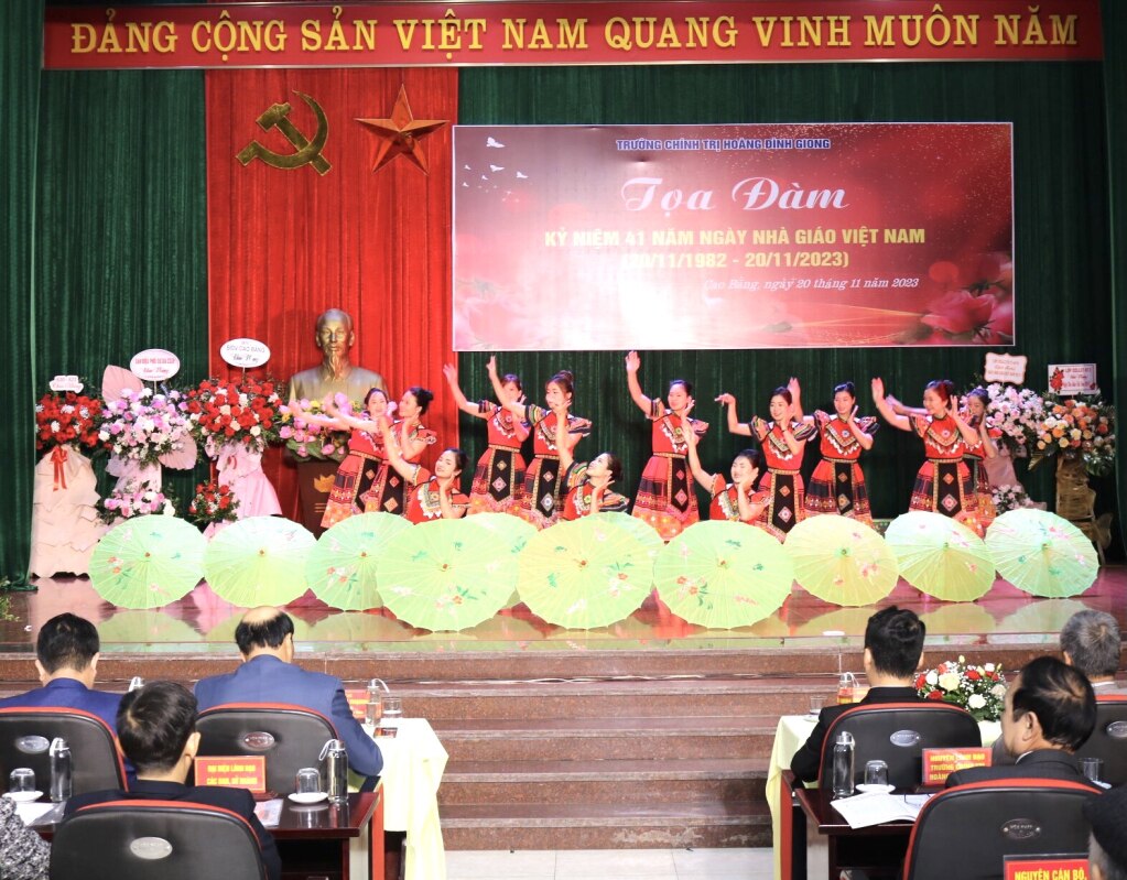 Tiết mục văn nghệ tại buổi toạ đàm