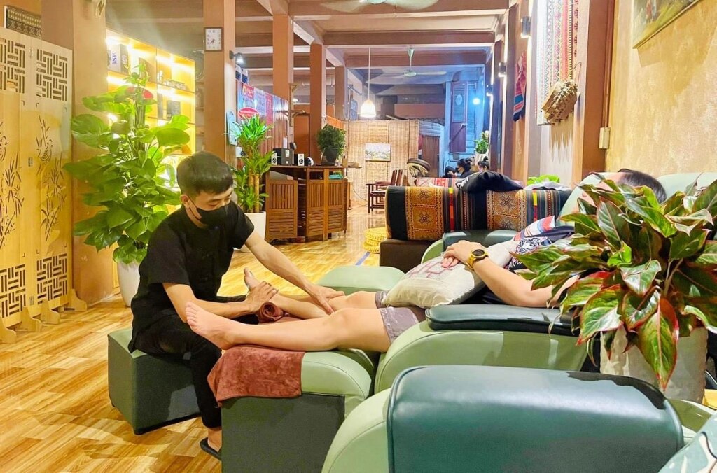 Du khách trải nghiệm dịch vụ massage tại Tộc Care, số 201 phố Kim Đồng, phường Hợp Giang (Thành phố).