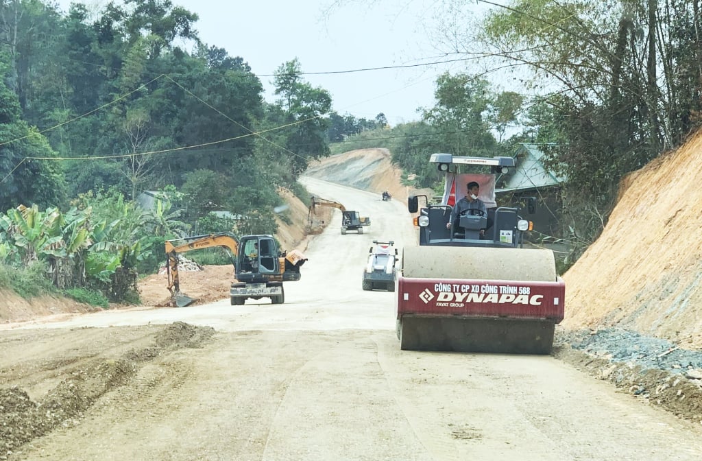 Đơn vị thi công đẩy nhanh tiến độ lu lèn nền đường, đổ lớp móng cấp phối đoạn qua địa phận phường Tân Giang (Thành phố).