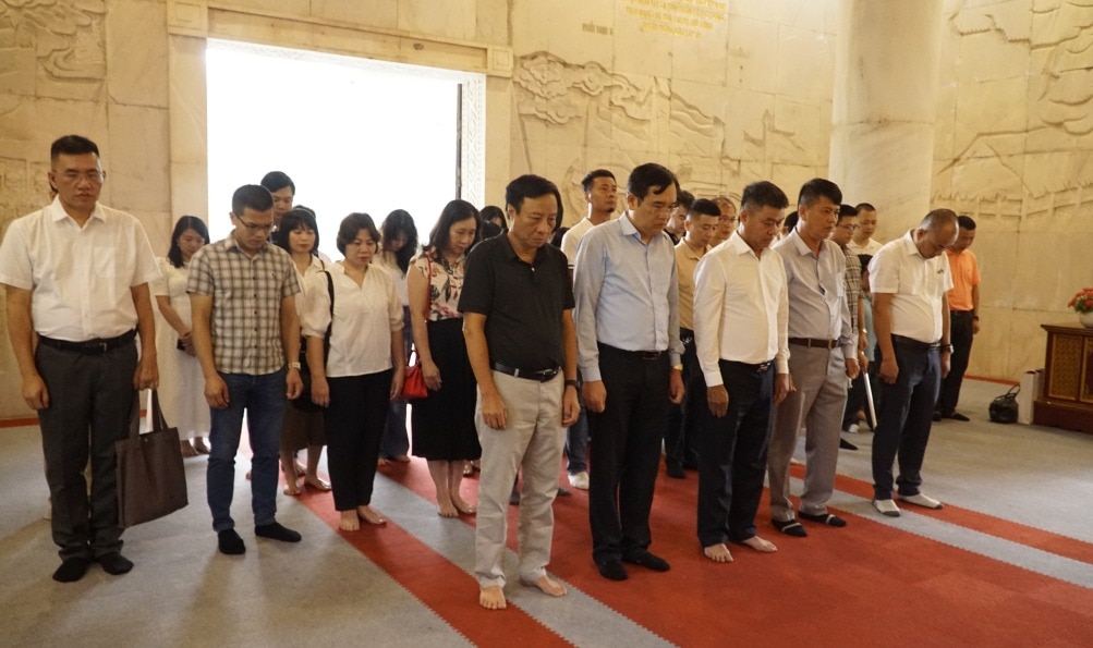 Đoàn công tác Đảng bộ Báo VietNamNet dâng hương tưởng niệm Chủ tịch Hồ Chí Minh.