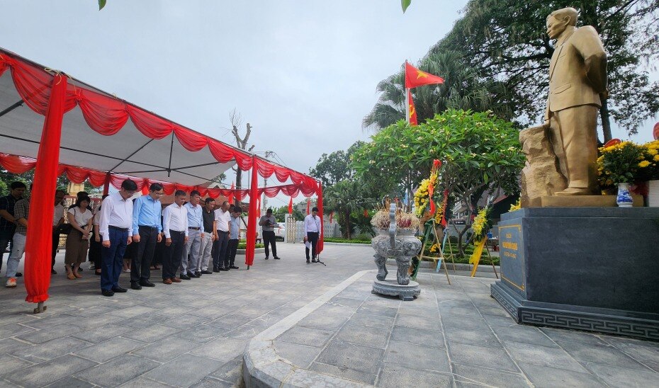 Đoàn công tác Đảng bộ Báo VietNamNet dâng hương tưởng niệm đồng chí Hoàng Đình Giong.