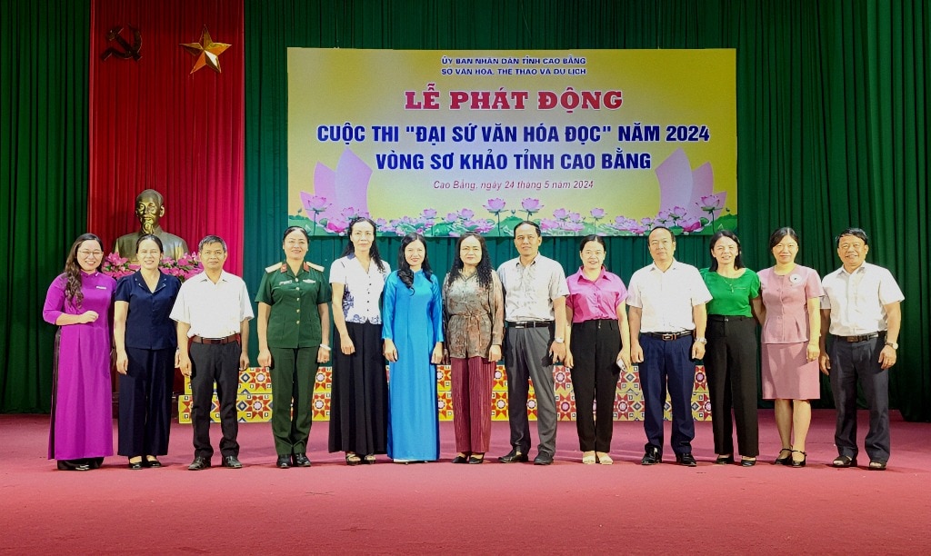 Ban tổ chức Cuộc thi Đại sứ Văn hoá đọc - Vòng Sơ khảo năm 2024 chụp ảnh lưu niệm tại buổi lễ.