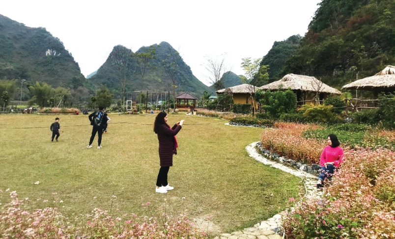 Khách du lịch tham quan, trải nghiệm tại các điểm du lịch cộng đồng trên địa bàn huyện Trùng Khánh.