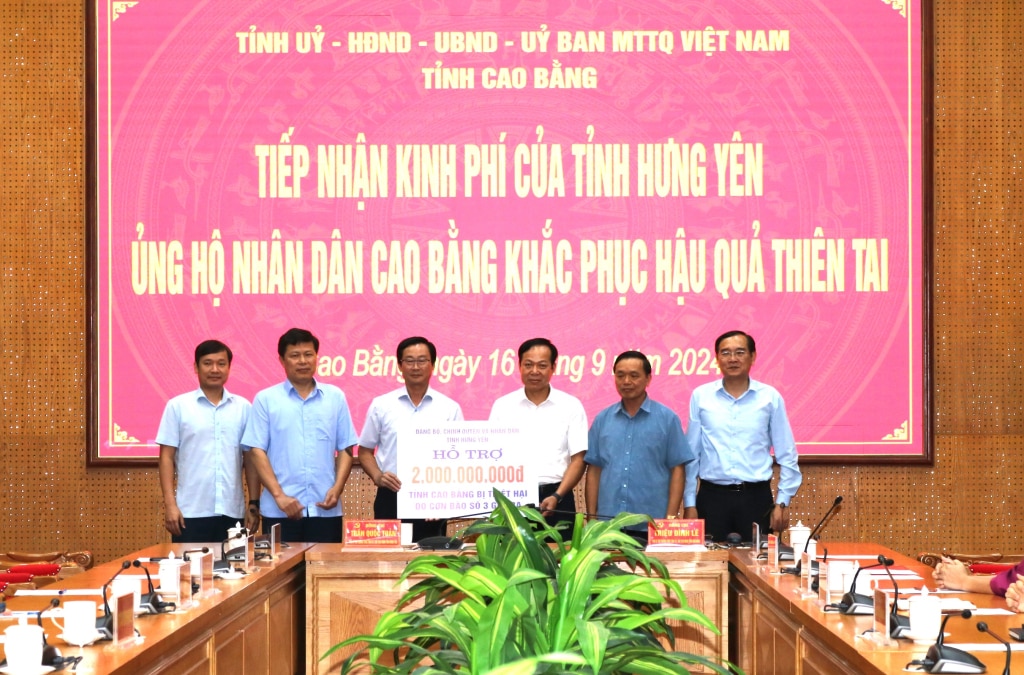 Đoàn công tác tỉnh Hưng Yên trao ủng hộ kinh phí hỗ trợ tỉnh Cao Bằng khắc phục hậu quả thiên tai do con bão số 3 gây ra.