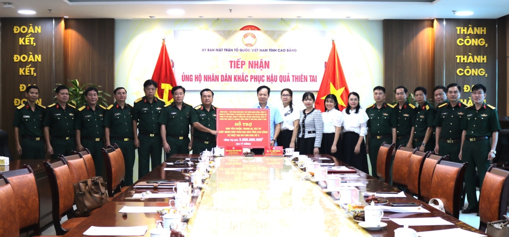 Thiếu tướng Trần Vinh Ngọc, Ủy viên Ban Thường vụ Đảng ủy, Phó Chính ủy Bộ Tư lệnh Quân khu 7 và các doanh nghiệp trao tượng trưng hỗ trợ nhu yếu phẩm cho tỉnh Cao Bằng khắc phục hậu quả thiên tai.