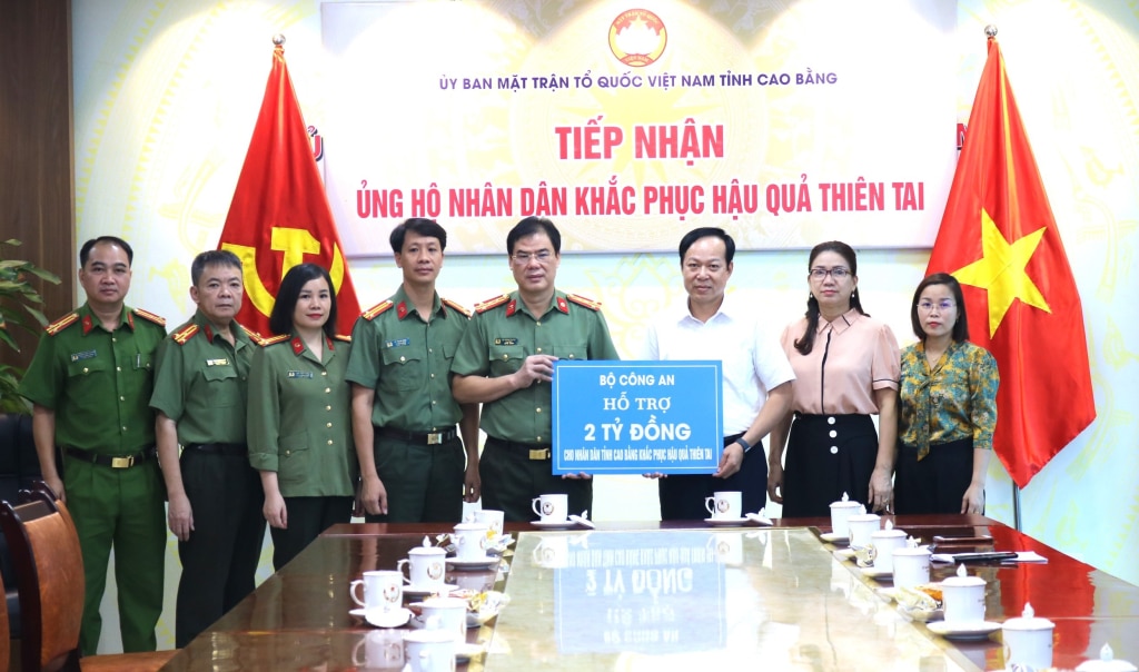  Đại tá Vũ Hồng Quang, Giám đốc Công an tỉnh trao hỗ trợ của Bộ Công an cho tỉnh Cao Bằng khắc phục hậu quả thiên tai.