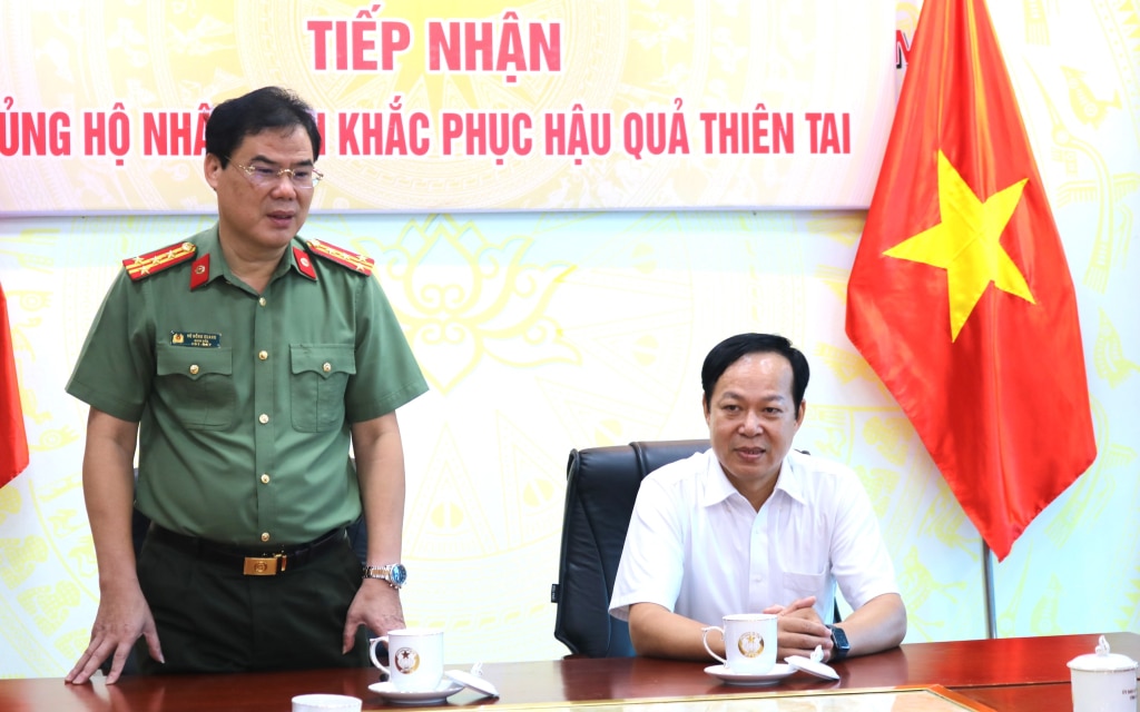 Đại tá Vũ Hồng Quang phát biểu chia sẻ với Lãnh đạo Ủy ban Mặt trận Tổ quốc tỉnh.