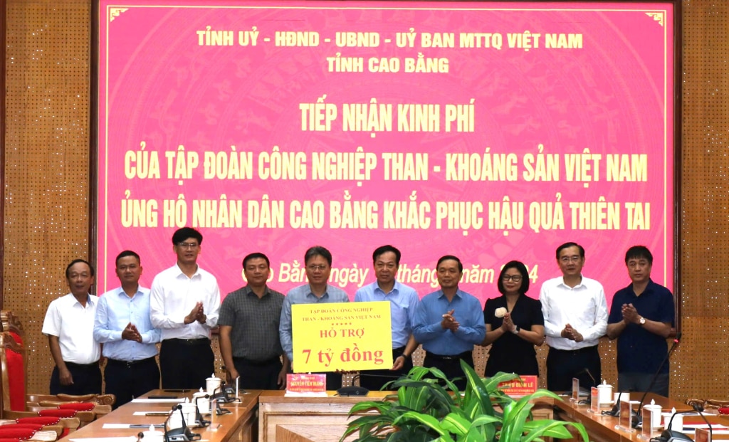 Tỉnh Cao Bằng tiếp nhận 7 tỷ đồng khắc phục hậu quả thiên tai do Tập đoàn Công nghiệp Than - Khoáng sản Việt Nam ủng hộ.