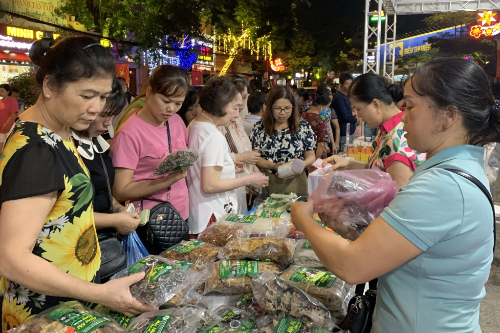 Các sản phẩm OCOP của Hợp tác xã nông nghiệp Ba Sạch, xã Hưng Đạo (Thành phố) được giới thiệu, bày bán tại Phố đi bộ Kim Đồng.