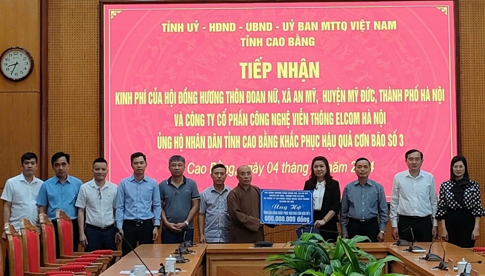 Thượng tọa Thích Thanh Nguyên và đoàn công tác trao hỗ trợ tỉnh 600 triệu đồng cho tỉnh khắc phục hậu quả thiên tai