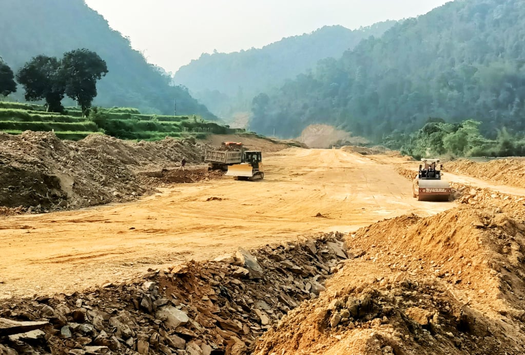 Thi công dự án đầu tư xây dựng tuyến cao tốc Đồng Đăng (Lạng Sơn) - Trà Lĩnh (Cao Bằng).