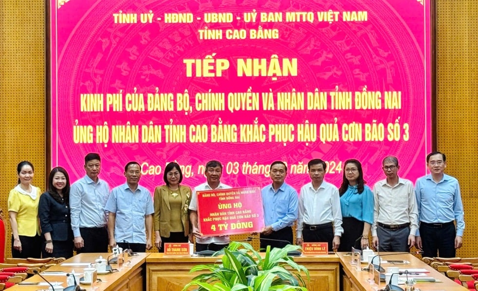 Đoàn công tác tỉnh Đồng Nai trao hỗ trợ nhân dân tỉnh Cao Bằng khắc phục hậu quả thiên tai.