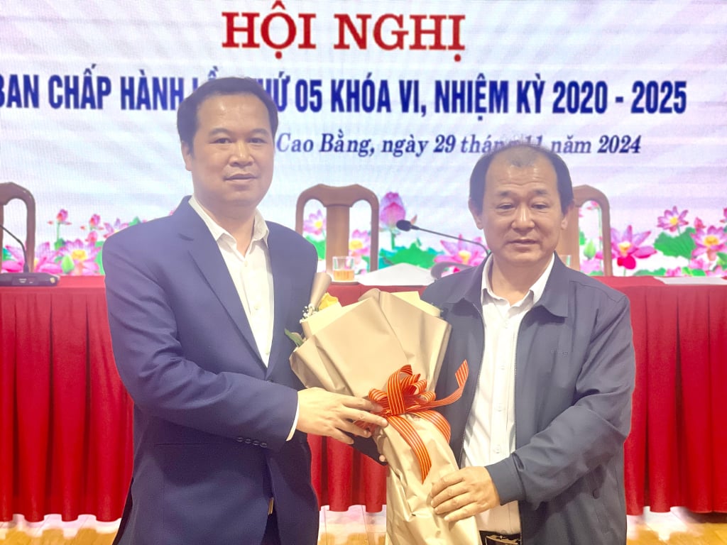 Lãnh đạo Liên minh HTX tỉnh tặng hoa chúc mừng đồng chí Phó 