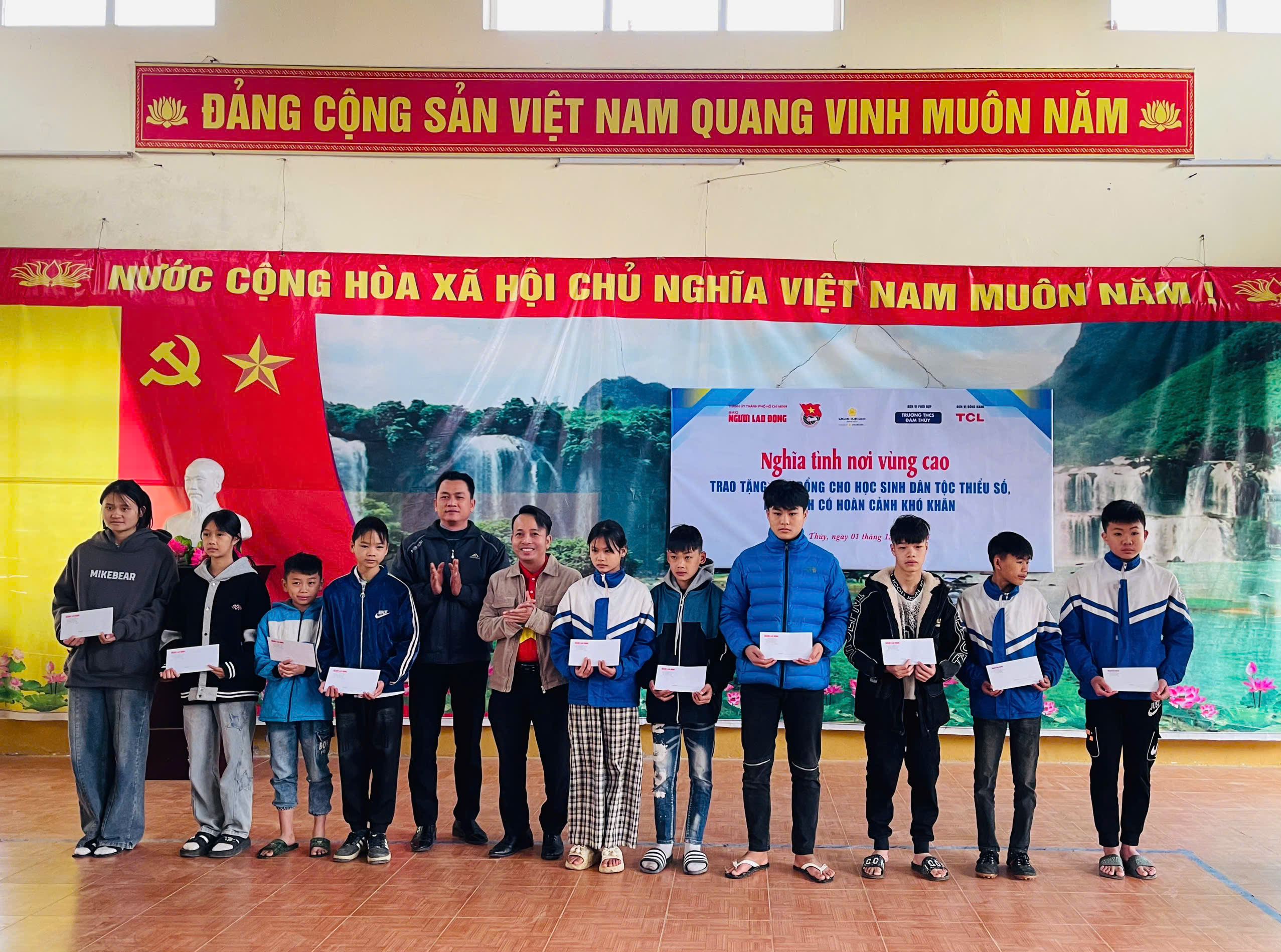 Ấm áp nghĩa tình gửi đến học sinh vùng cao Đàm Thủy- Ảnh 3.