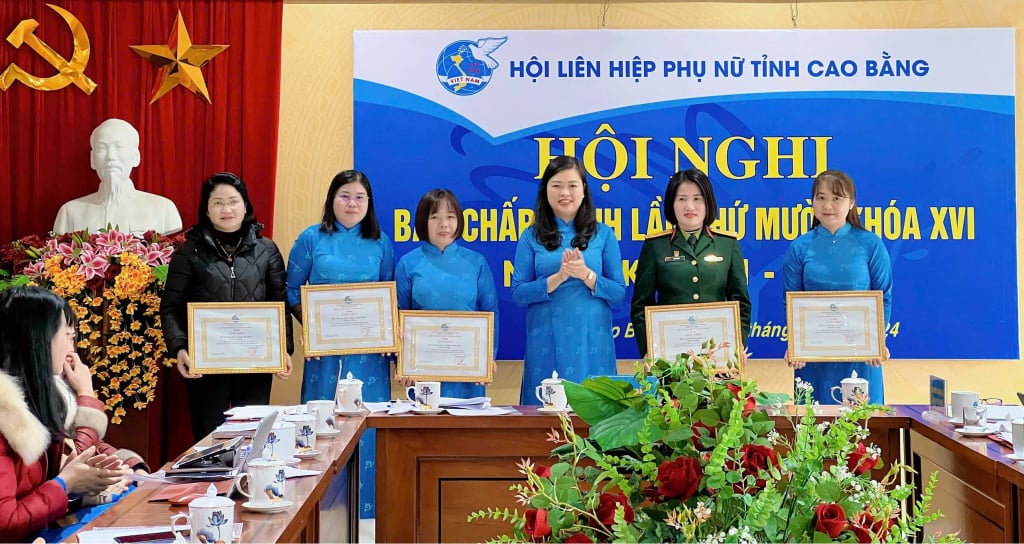 Lãnh đạo Hội Liên hiệp Phụ nữ tỉnh tặng Bằng khen cho các tập thể đã có thành tích xuất sắc tiêu biểu trong thực hiện phong trào thi đua và nhiệm vụ công tác Hội năm 2024.