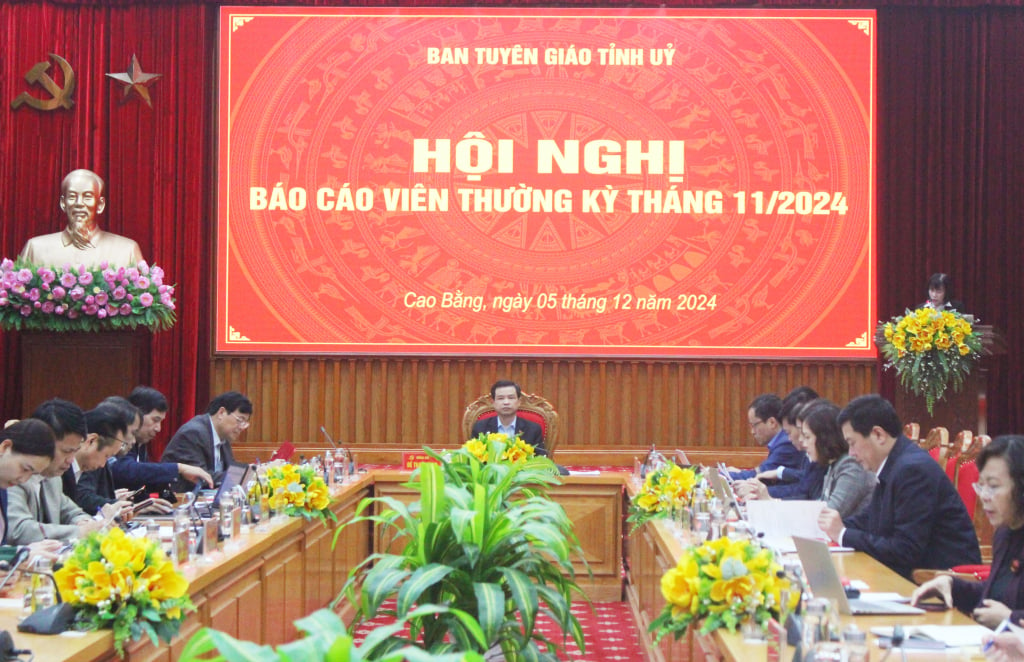 Các đại biểu dự Hội nghị Báo cáo viên thường kỳ tháng 11/2024.