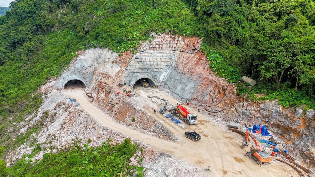 Đơn vị thi công tập trung huy động nhân lực, máy móc