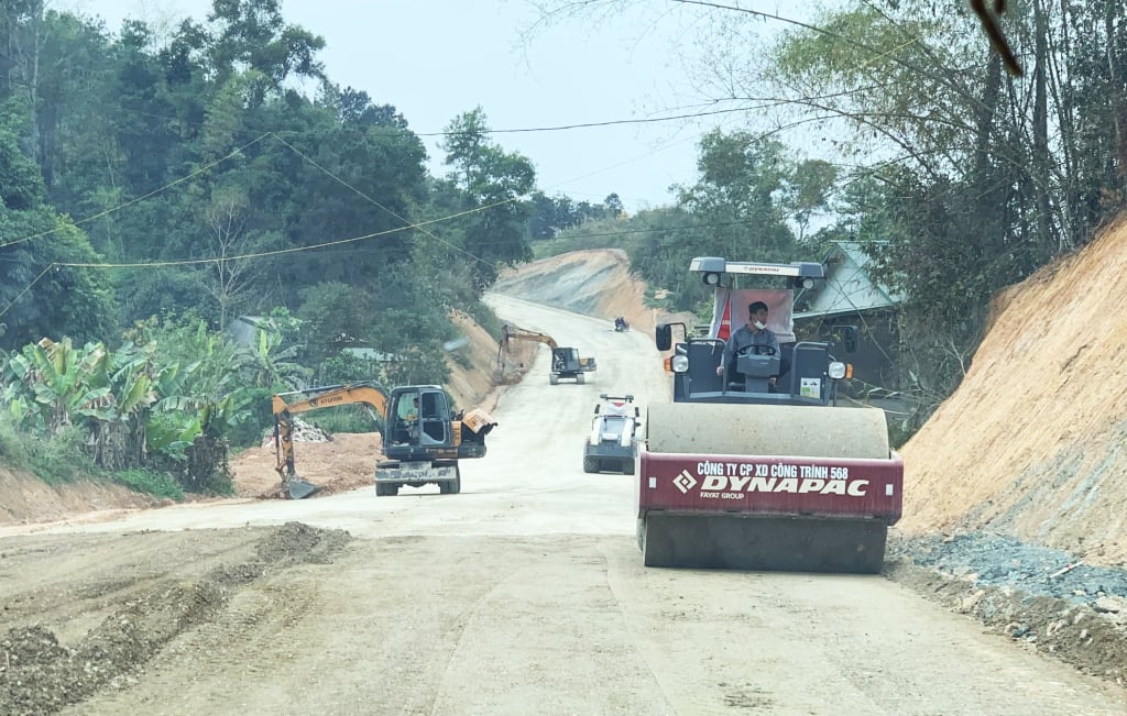  Đơn vị thi công đẩy nhanh tiến độ lu lèn nền đường, đổ lớp móng cấp phối đường tránh Thành phố.