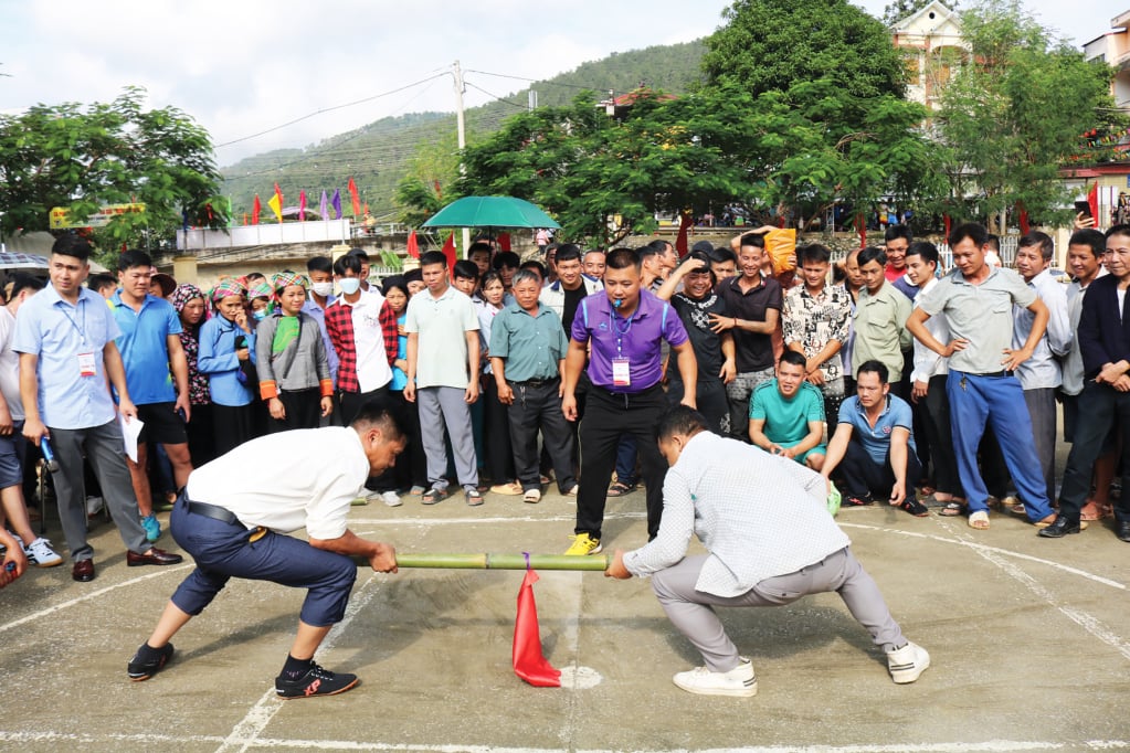 Ngày hội Đại đoàn kết toàn dân tộc hằng năm thu hút đông đảo nhân dân tham gia các trò chơi dân gian.