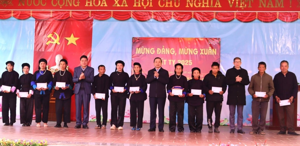 Phó Bí thư Tỉnh ủy Triệu Đình Lê và lãnh đạo Huyện ủy Quảng Hòa tặng quà Tết bà con nhân dân xóm Lũng Luông, xã Hạnh Phúc.