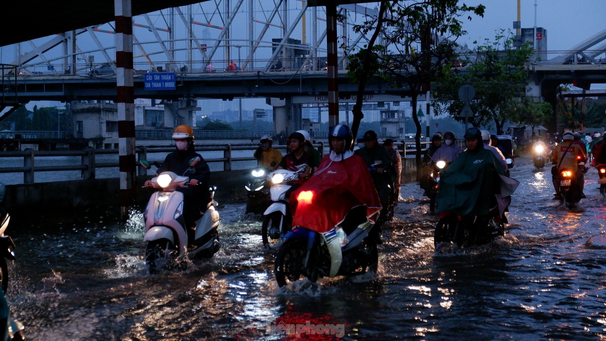 TPHCM khắp nơi kẹt xe, đường ngập sau cơn mưa trái mùa kết hợp triều cường rằm tháng Chạp ảnh 4