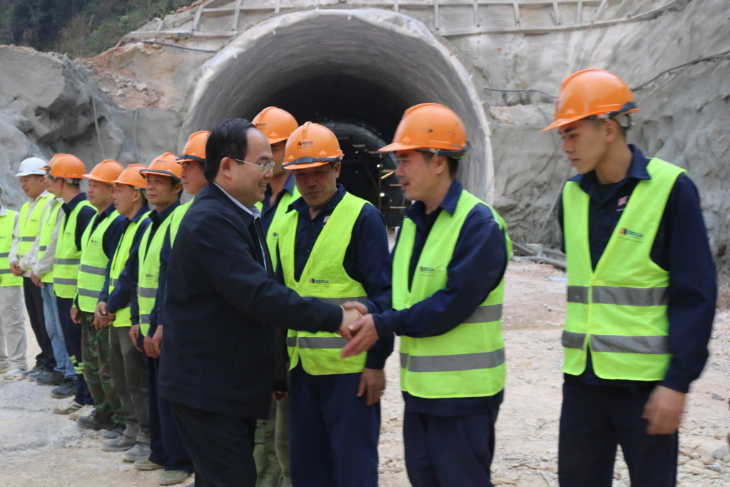 Bí thư Tỉnh ủy Quản Minh Cường thăm hỏi, động viên cán bộ, công nhân lao động tại hầm số 2-km72, xã Thụy Hùng (Thạch An).