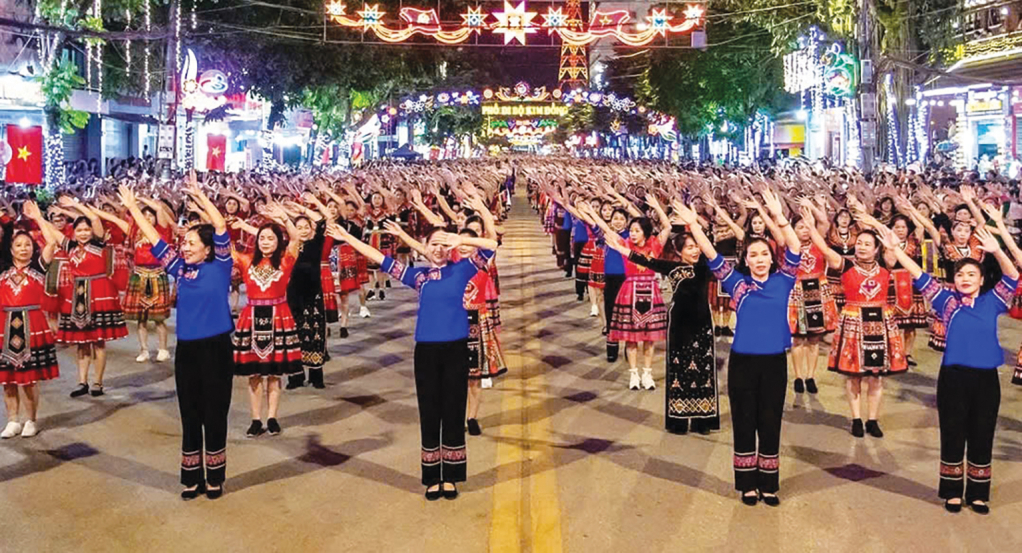 Đoàn viên thanh niên, hội viên, phụ nữ biểu diễn “Vũ điệu miền Non nước” tại Phố đi bộ Kim Đồng.